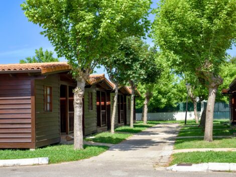 Zalety drewnianych domków letniskowych – mikroklimat, który sprzyja zdrowiu.
